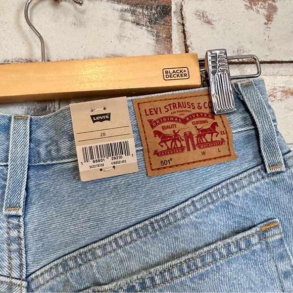 NWT Levi’s 501 high rise light wash jean shorts size 28 - Picture 3 of 4